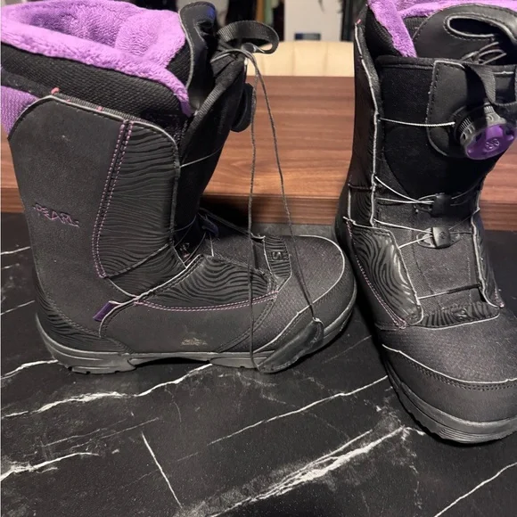 Women's Black and Purple Snowboarding Boots - Picture 2 of 6